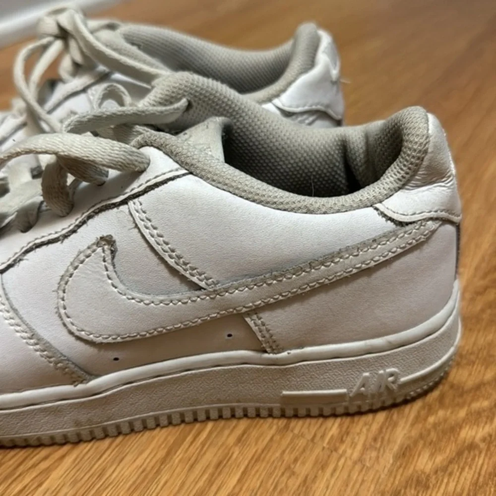 Nike Air‎ Force One tennis shoes size youth five